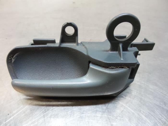 Poignée portière 2portes droite d'un Toyota Yaris (Yaris 1, -, 3 mois de garantie, Toyota, Utilisé