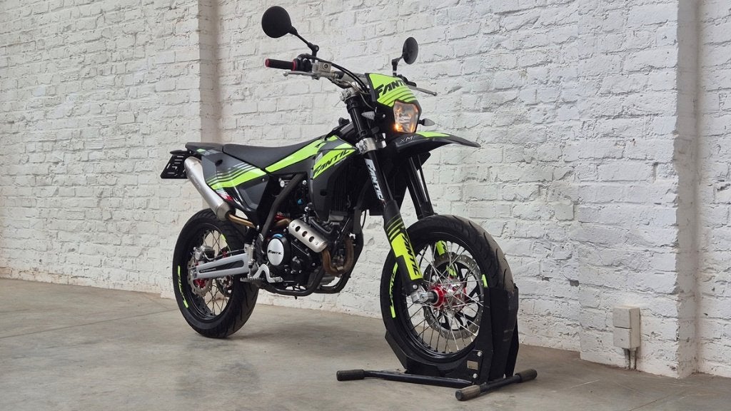 Fantic XMF 125 SM 11 kW A1 1300 km État neuf @motomobilia, Motos, Motos | Marques Autre, Entreprise, SuperMoto, jusqu'à 11 kW