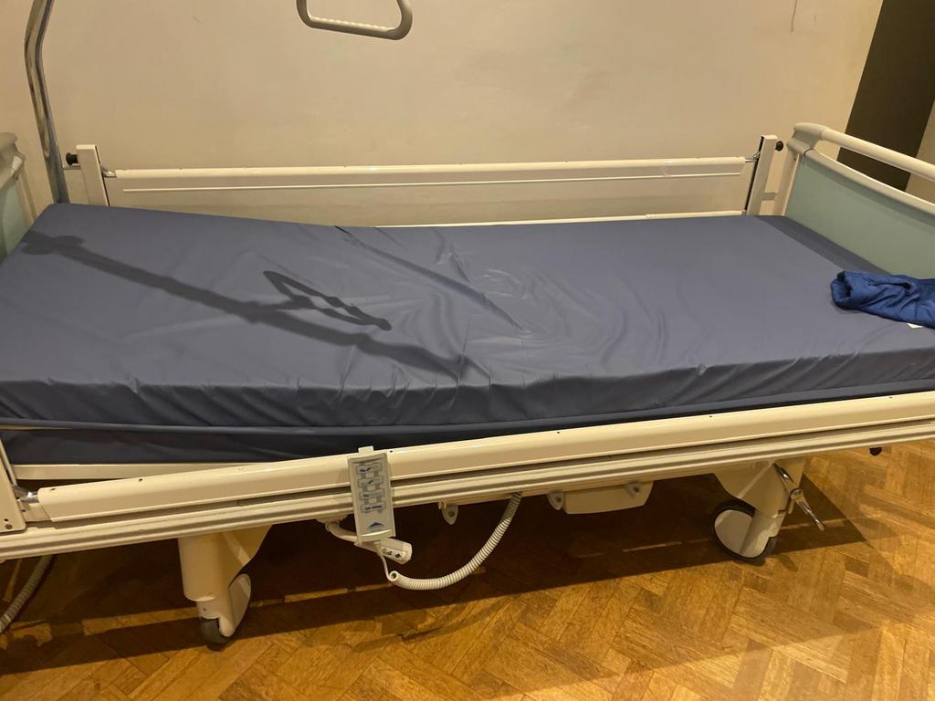 Ziekenhuisbed met Matras – Verstelbaar & Comfortabel, Ophalen, Eenpersoons, Zo goed als nieuw, Matras