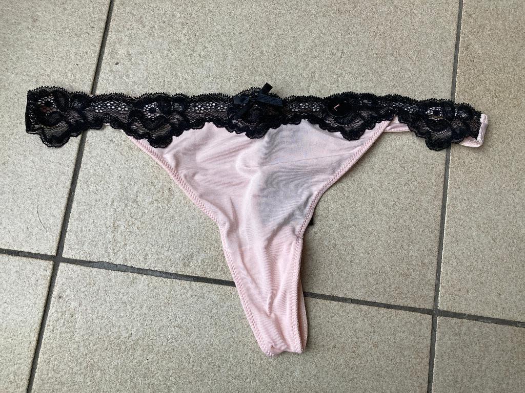 Nieuwe Roze string met zwart kant - maat L ( Hunkemoller ), Ophalen of Verzenden, Roze, String