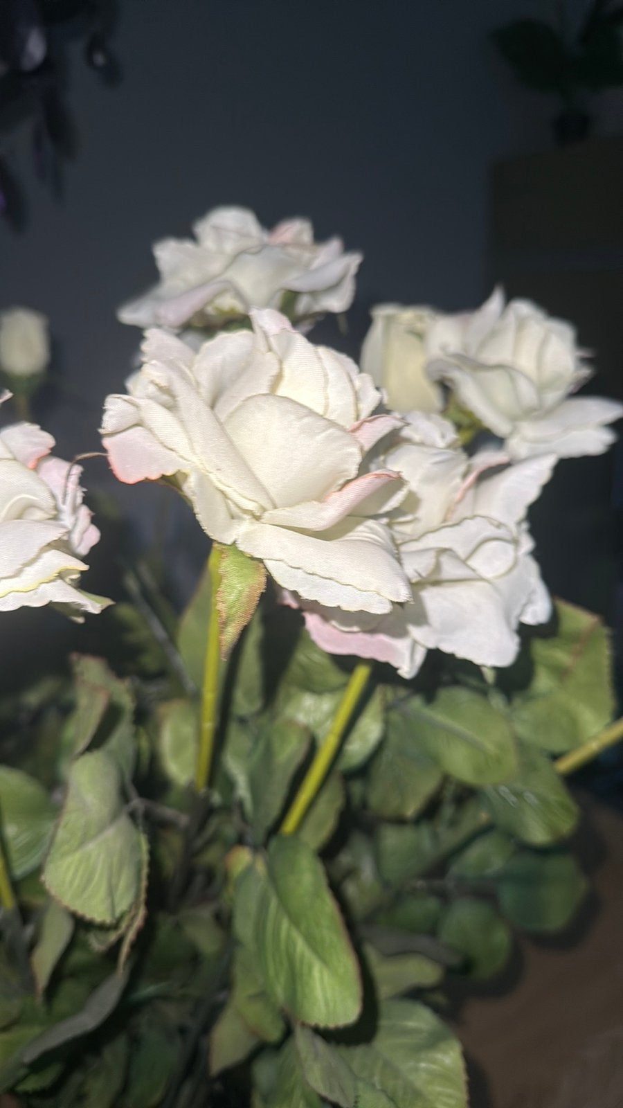 Vaas met grote witte kunst rozen, Ophalen