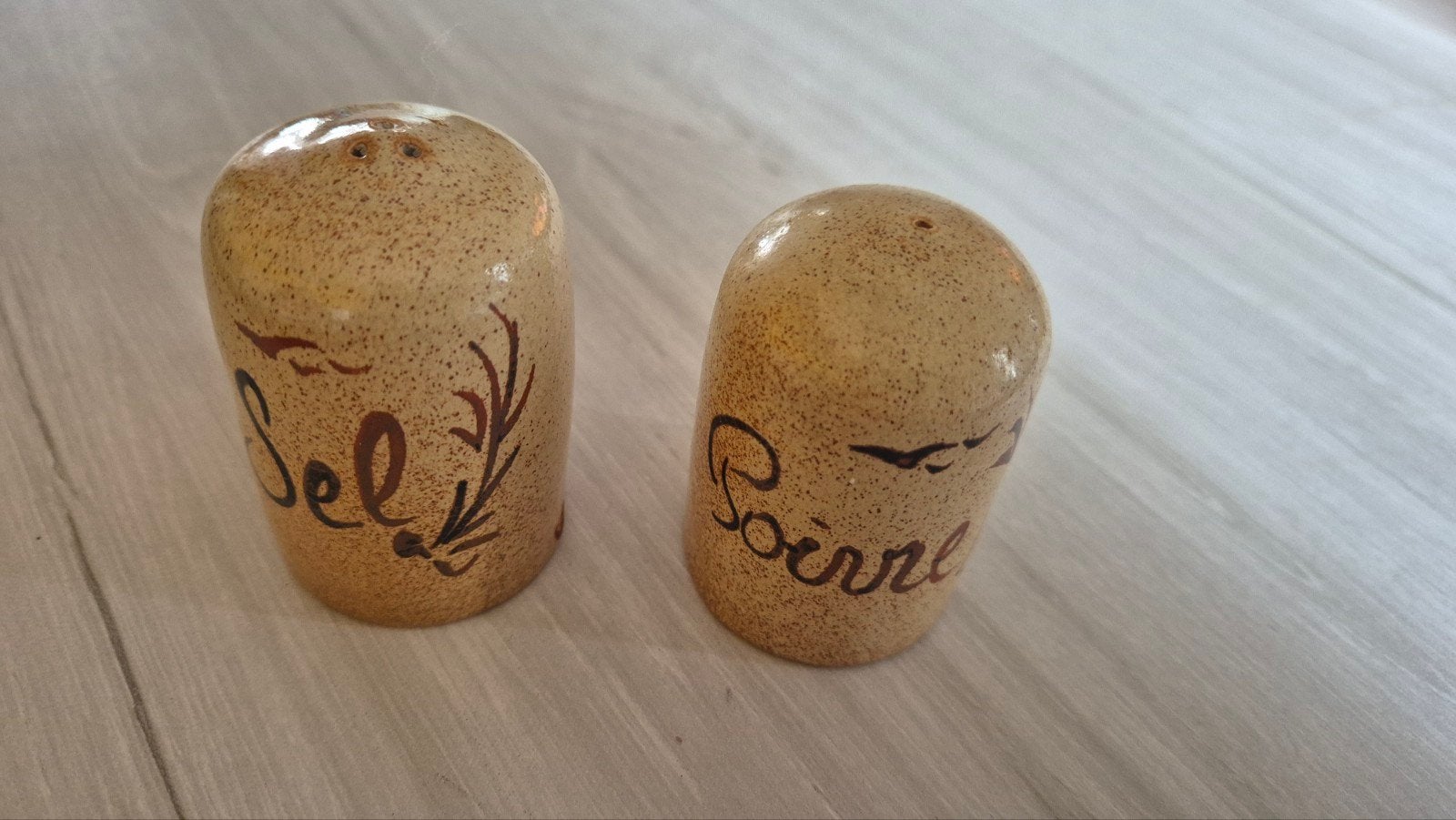 Duo Salière et Poivrière Vintage en Grès Émaillé Moucheté, Maison & Meubles, Enlèvement ou Envoi