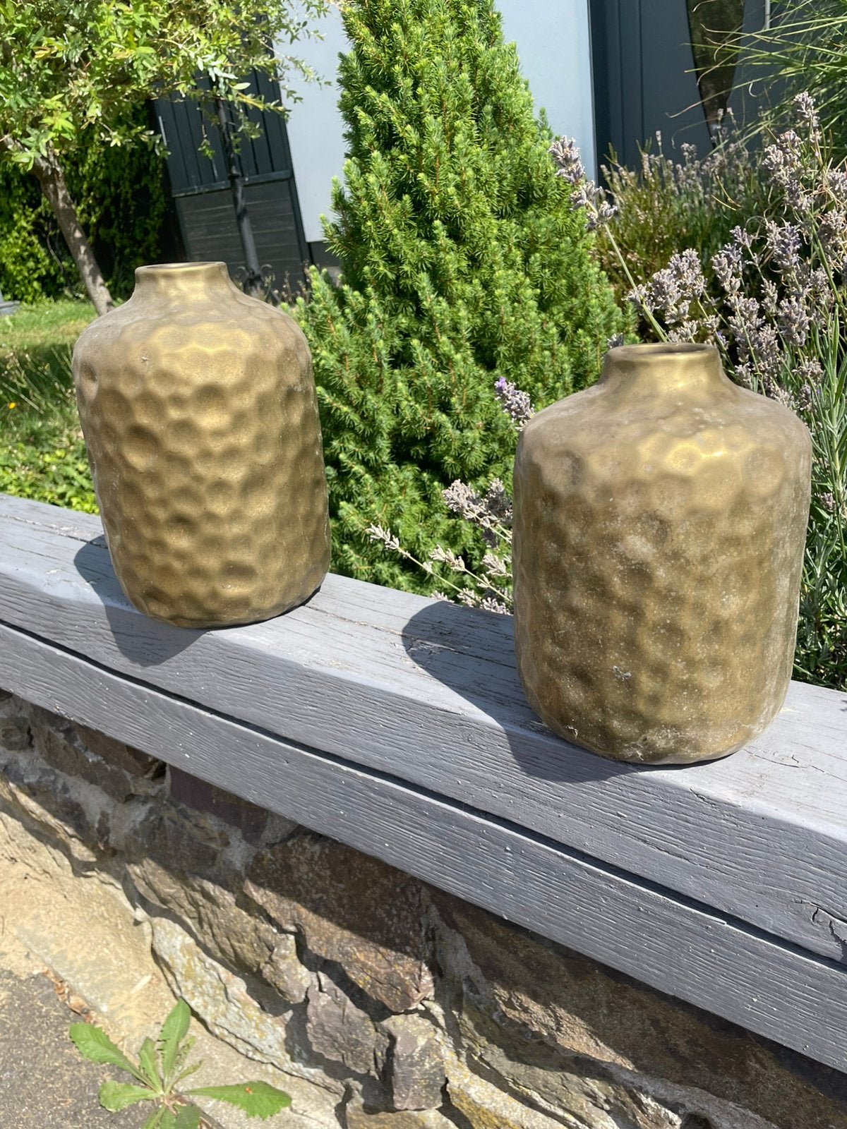 Paire de vases en céramique bosselé doré, Maison & Meubles, Comme neuf, Enlèvement, Finition mate, Pierre/céramique
