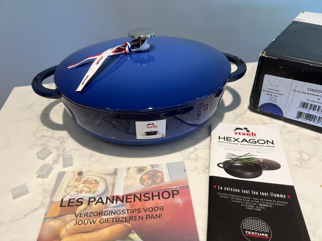 Scarce : Nouvelle sauteuse hexagonale Staub 24 cm bleu roi, Neuf, Enlèvement ou Envoi, Poêle à frire ou Sauteuse, Plaque céramique
