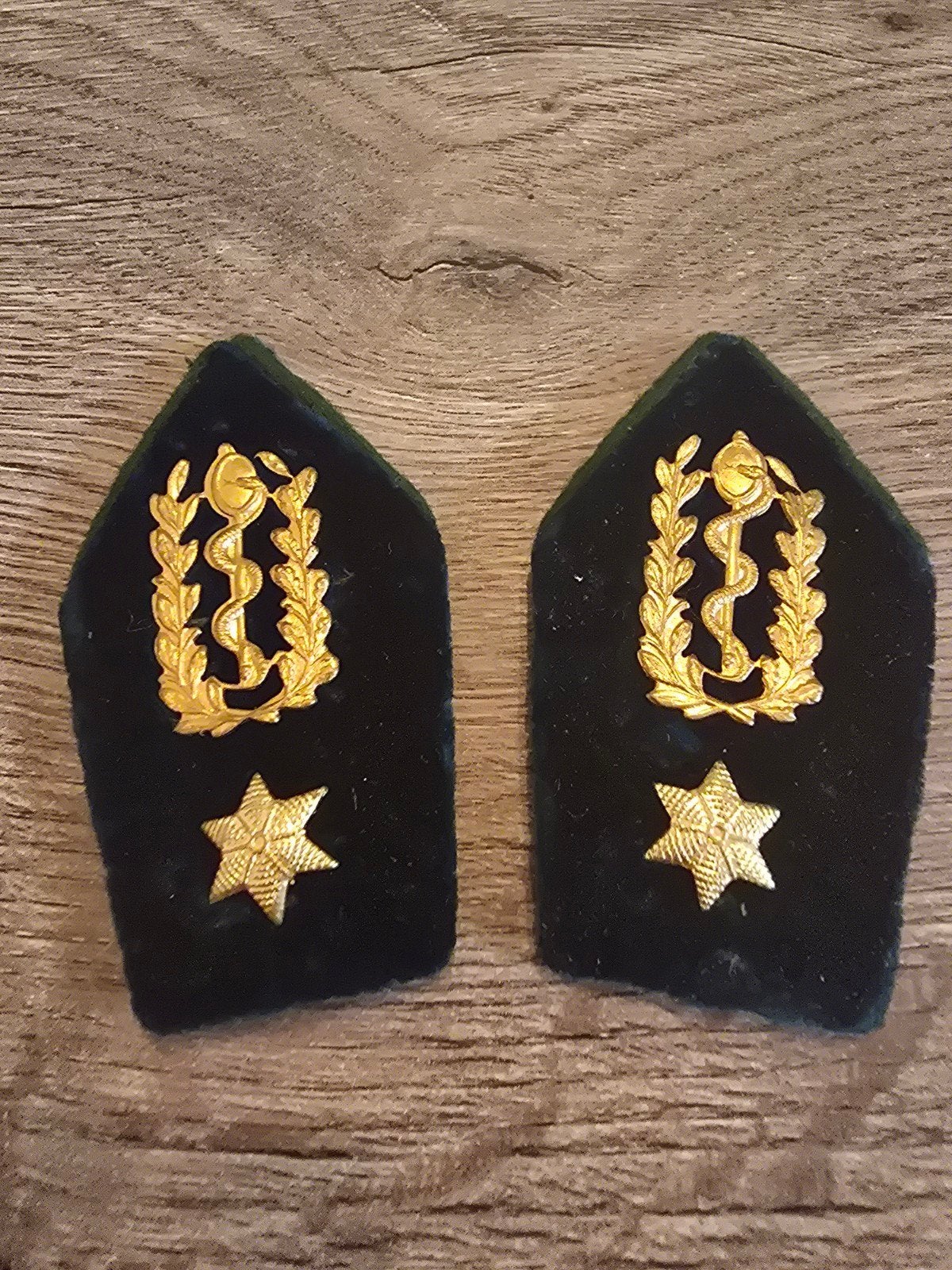 Coins col militaire médecin belge Belgique insigne grades, Enlèvement ou Envoi