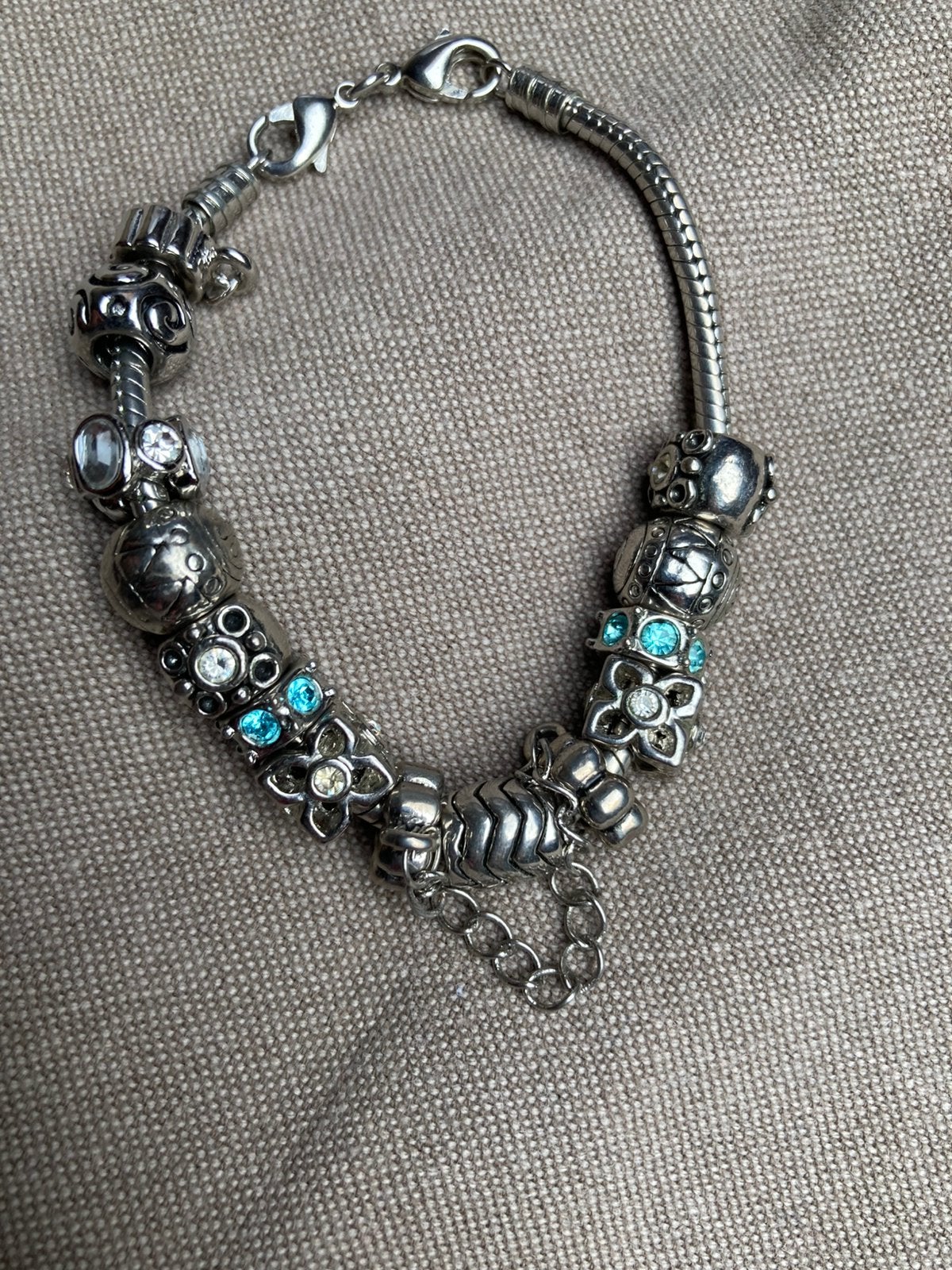 Bracelet avec breloques, Envoi, Comme neuf, Noir