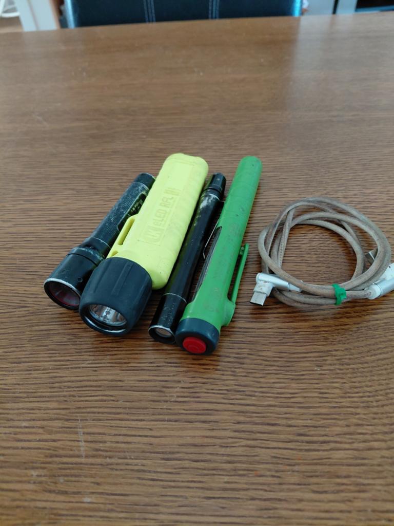 4 zaklampen 1 is oplaatbaar, Ophalen of Verzenden, Gebruikt, Batterij