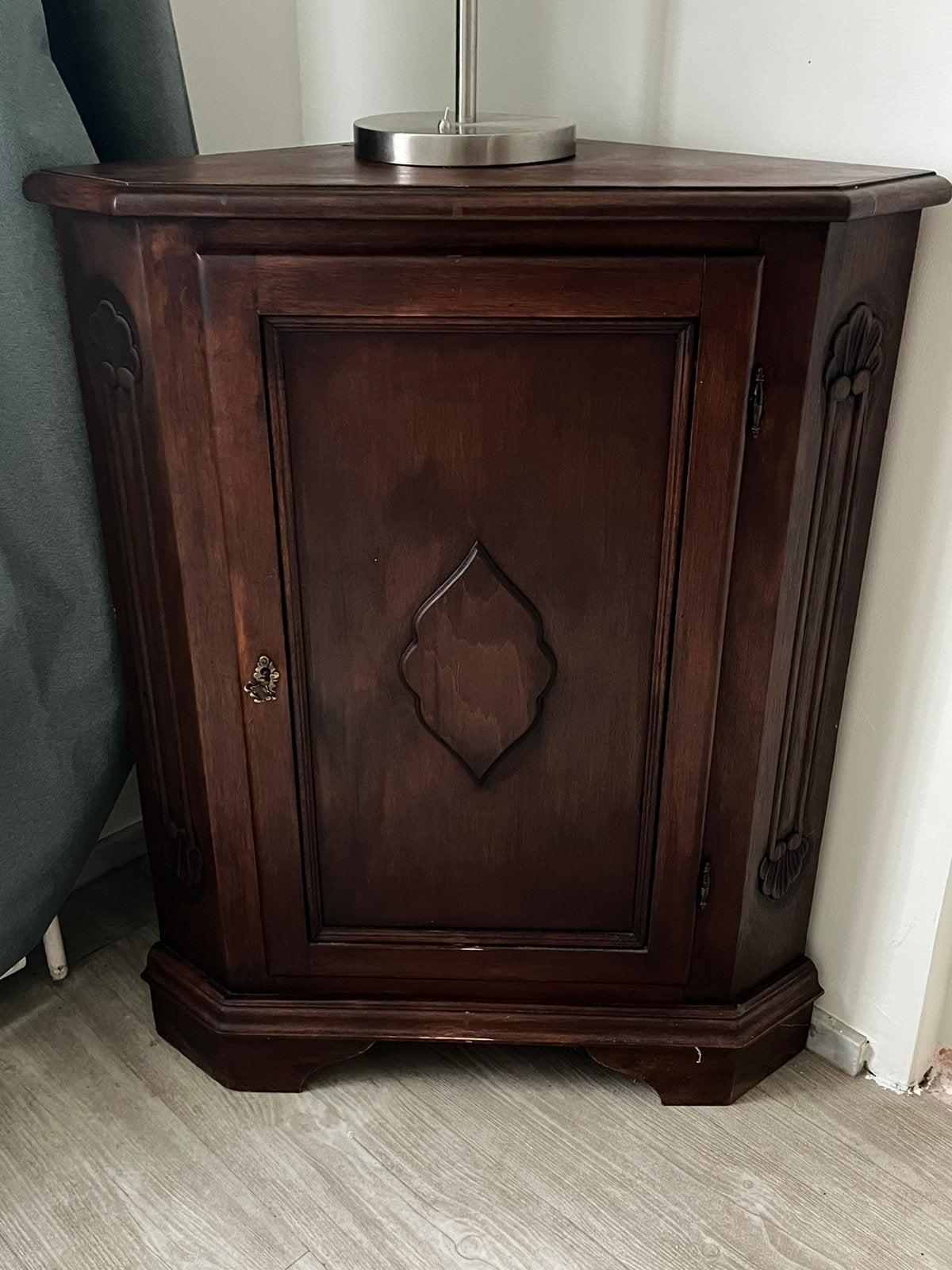 Meuble d'angle classique en bois foncé / Meuble de rangement, Maison & Meubles, Enlèvement, Utilisé, Bois