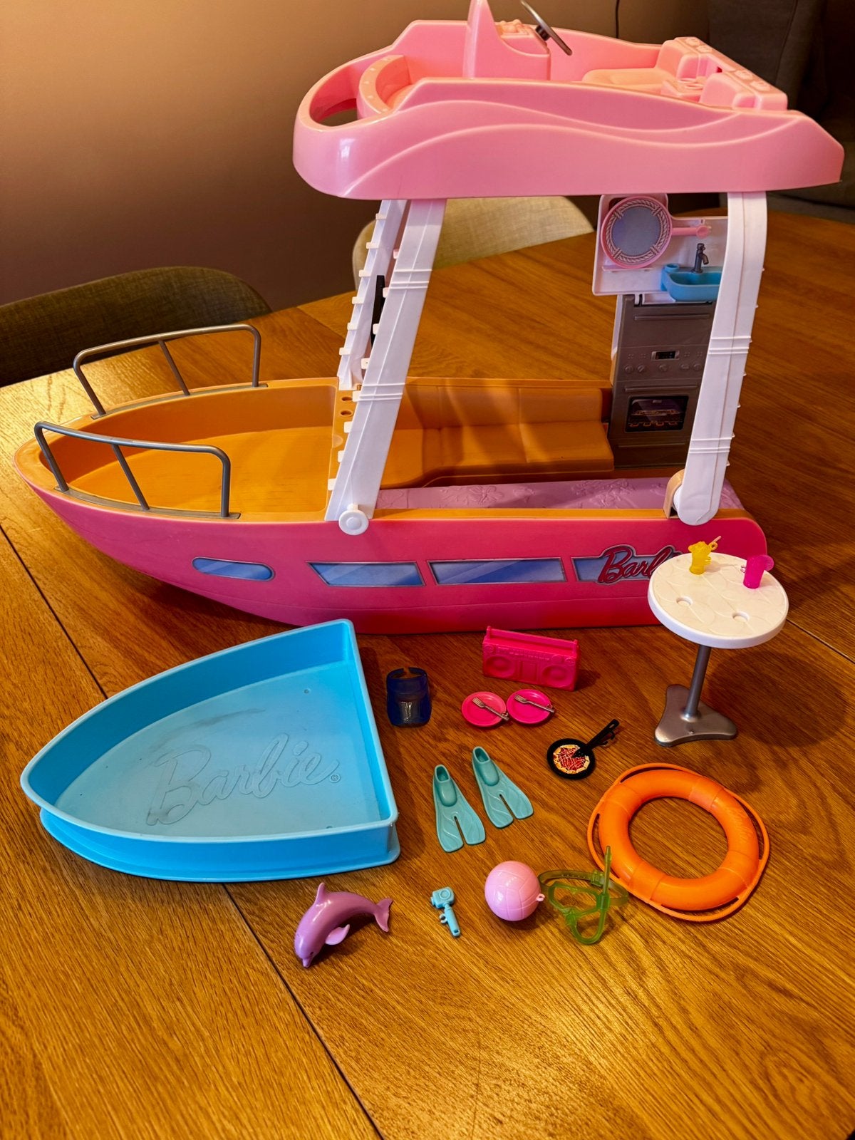 Barbieboot met accessoires, Kinderen en Baby's, Speelgoed | Poppen, Gebruikt, Barbie, Ophalen of Verzenden