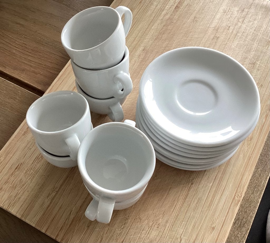 Servies van witte tassen en ondertassen, Huis en Inrichting, Keuken | Servies, Ophalen, Zo goed als nieuw, Aardewerk, Modern