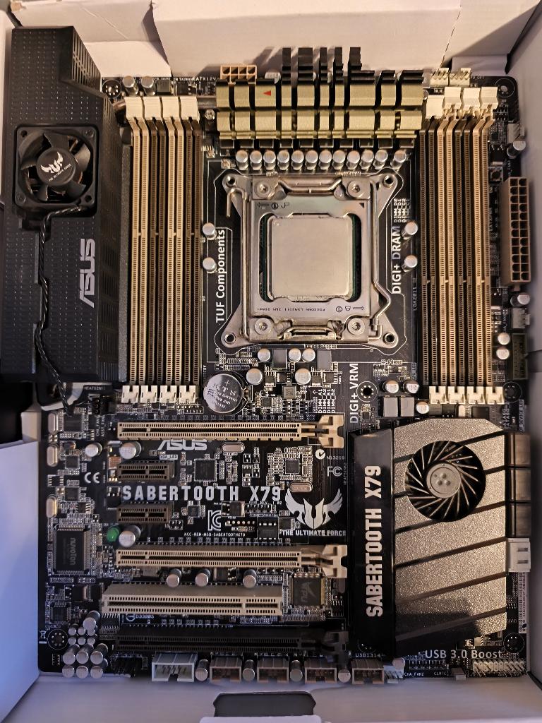 ASUS SABERTOOTH X79 Motherboard LGA2011 + Intel i7 3930K, Enlèvement ou Envoi, DDR3, Utilisé, ATX