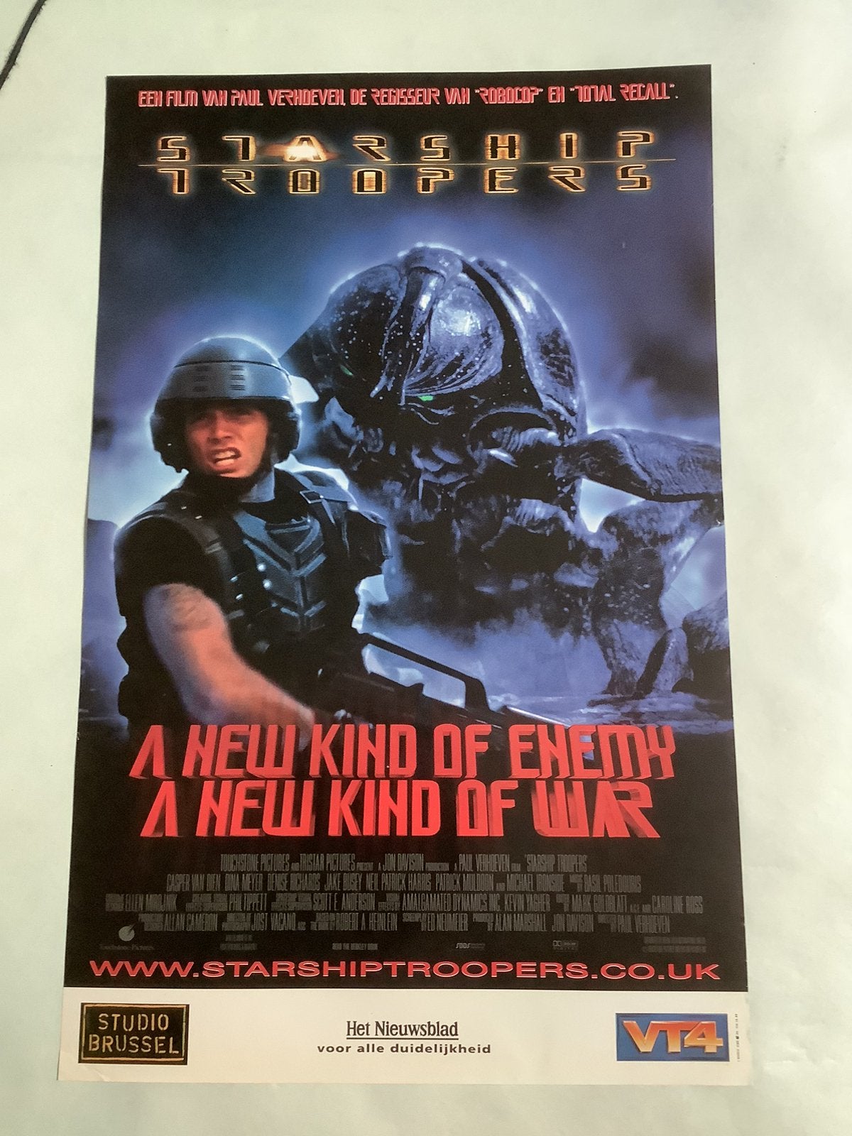 Affiche du film STARSHIP TROOPERS avec 7 cartes de lobby, Collections, Posters & Affiches, Enlèvement ou Envoi