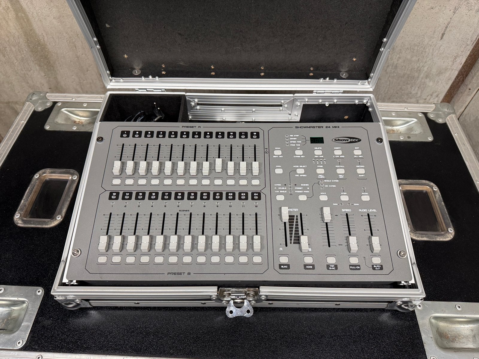 Showtec Showmaster 24 in case, Muziek en Instrumenten, Ophalen, Zo goed als nieuw