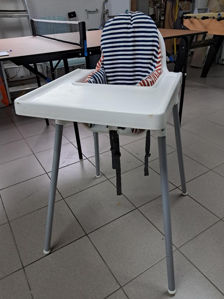 Chaise haute bébé Ikea + tablette + coussin d'appui, Enlèvement, Utilisé, Chaise évolutive, Ceinture(s)