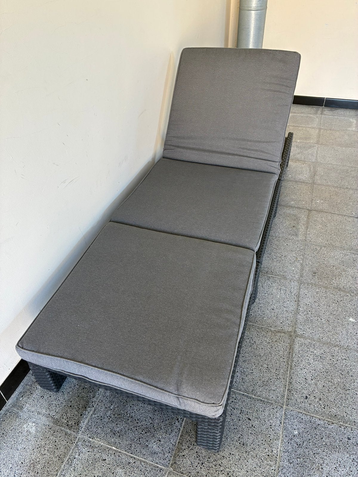 Ligbed donker grijs afmetingen 196 cm x 64cm, Tuin en Terras, Ligbedden, Ophalen, Zo goed als nieuw, Kunststof, Verstelbaar