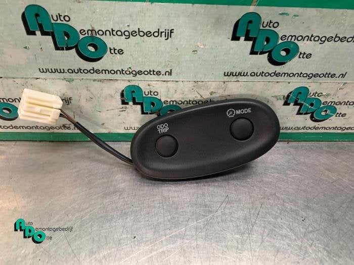Commutateur ordinateur de bord d'un Toyota Yaris (Yaris 1 02, -, 3 mois de garantie, Toyota, Utilisé