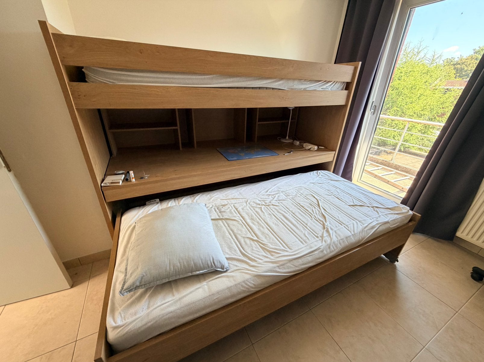 Hoogslaper met bureau en tweede bed, Huis en Inrichting, Slaapkamer | Bedden, Ophalen, Tweepersoons, Hout