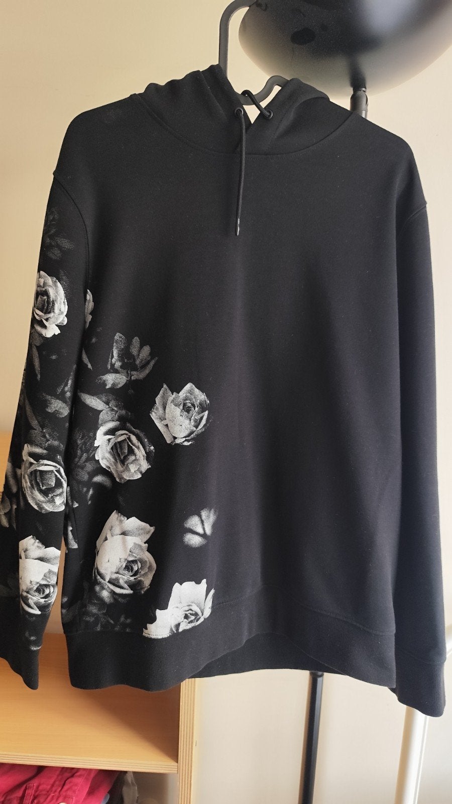Pull à capuche H&M noir motif fleurs taille M, Enlèvement, Porté, H&M, Taille 48/50 (M)