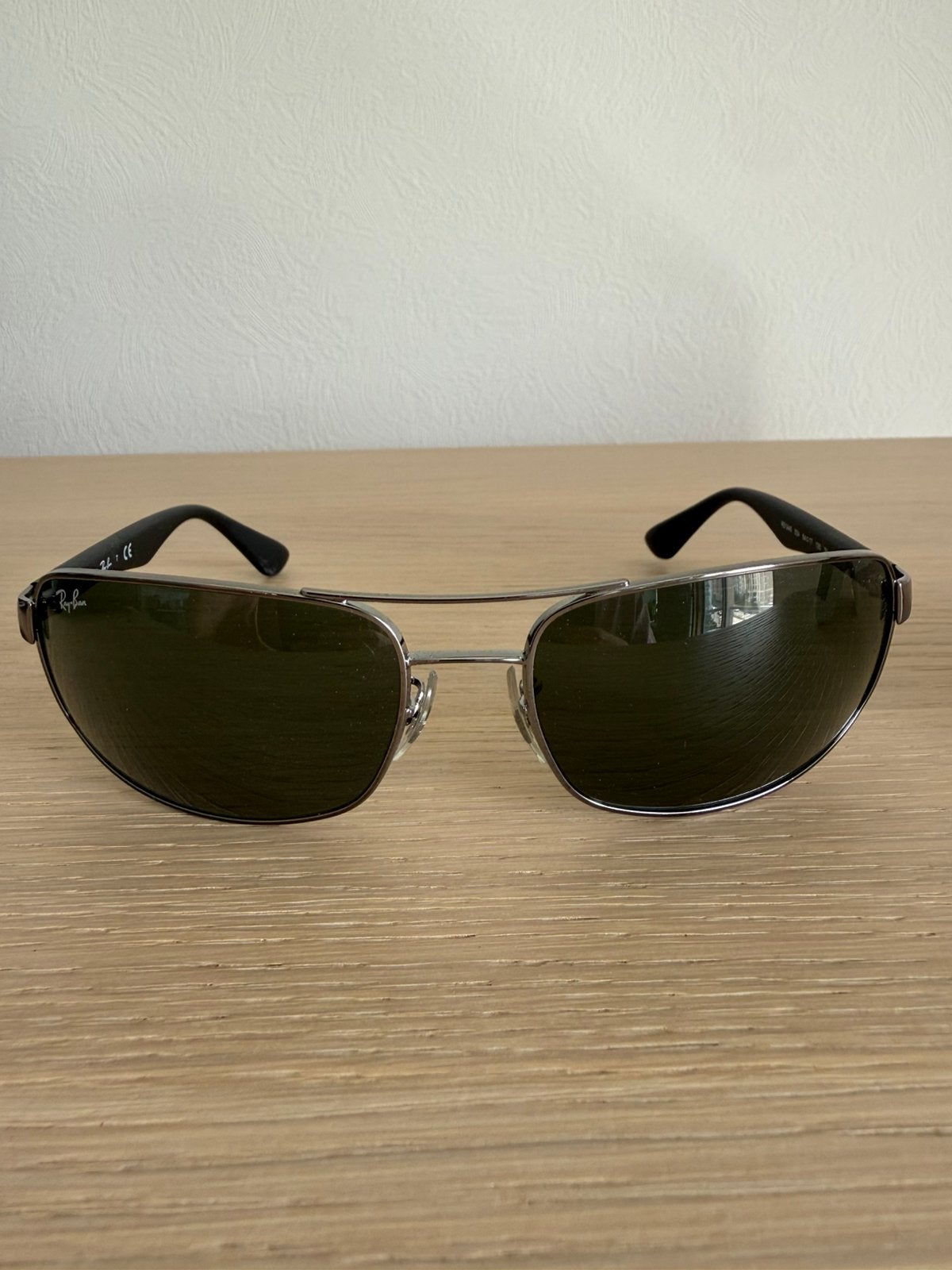 Lunettes de soleil rayban noir, Enlèvement, Comme neuf, Lunettes