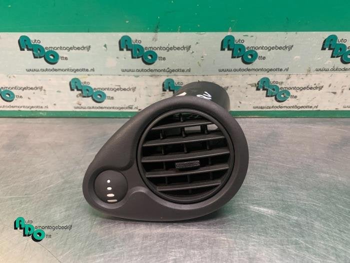 Grille aération tableau de bord d'un Renault Clio (Clio 3 0, Renault, -, 3 mois de garantie, Utilisé