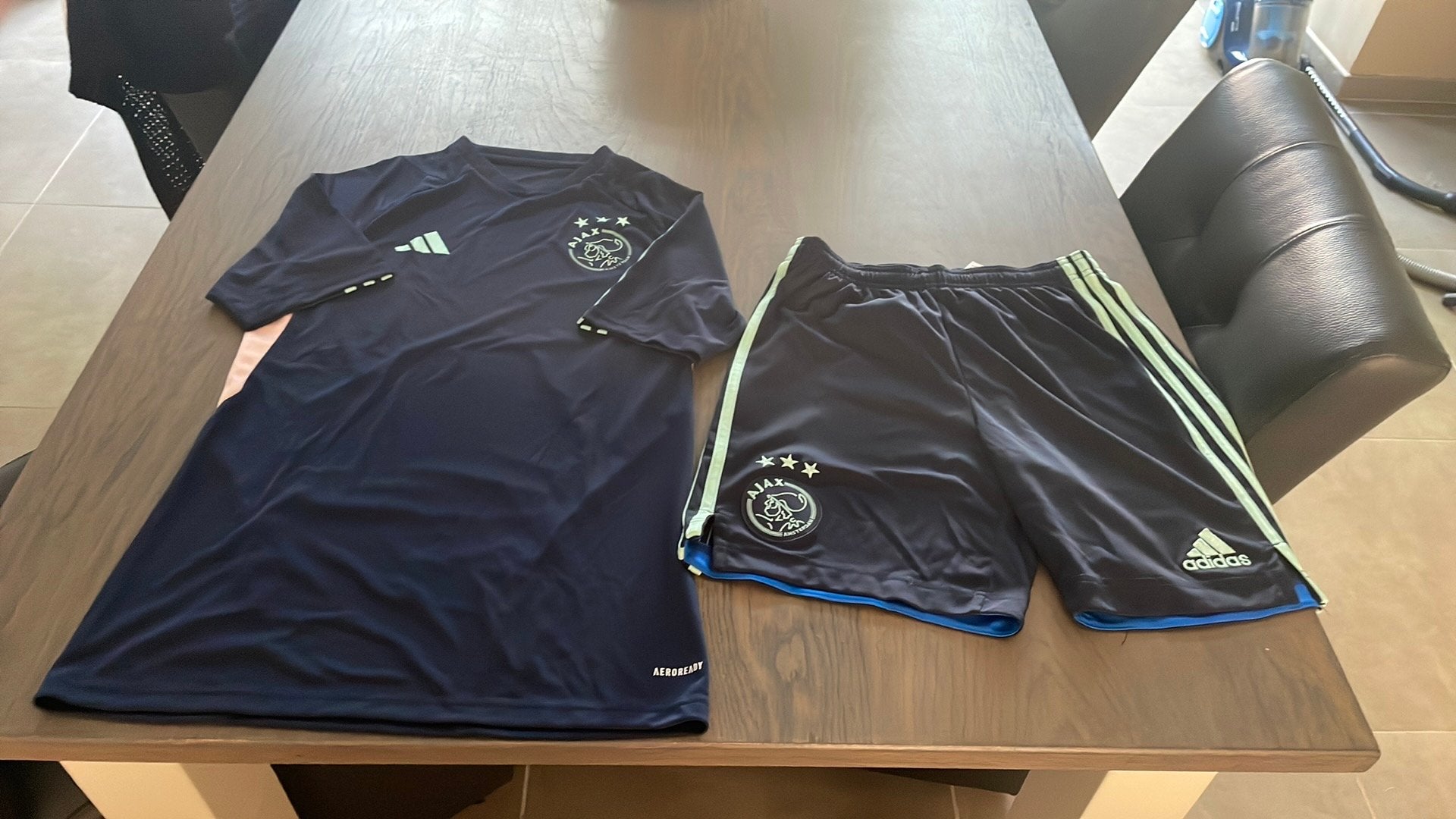 Ajax setje maat XS, Kleding | Heren, Heren-kledingpakketten, Ophalen of Verzenden, Zo goed als nieuw