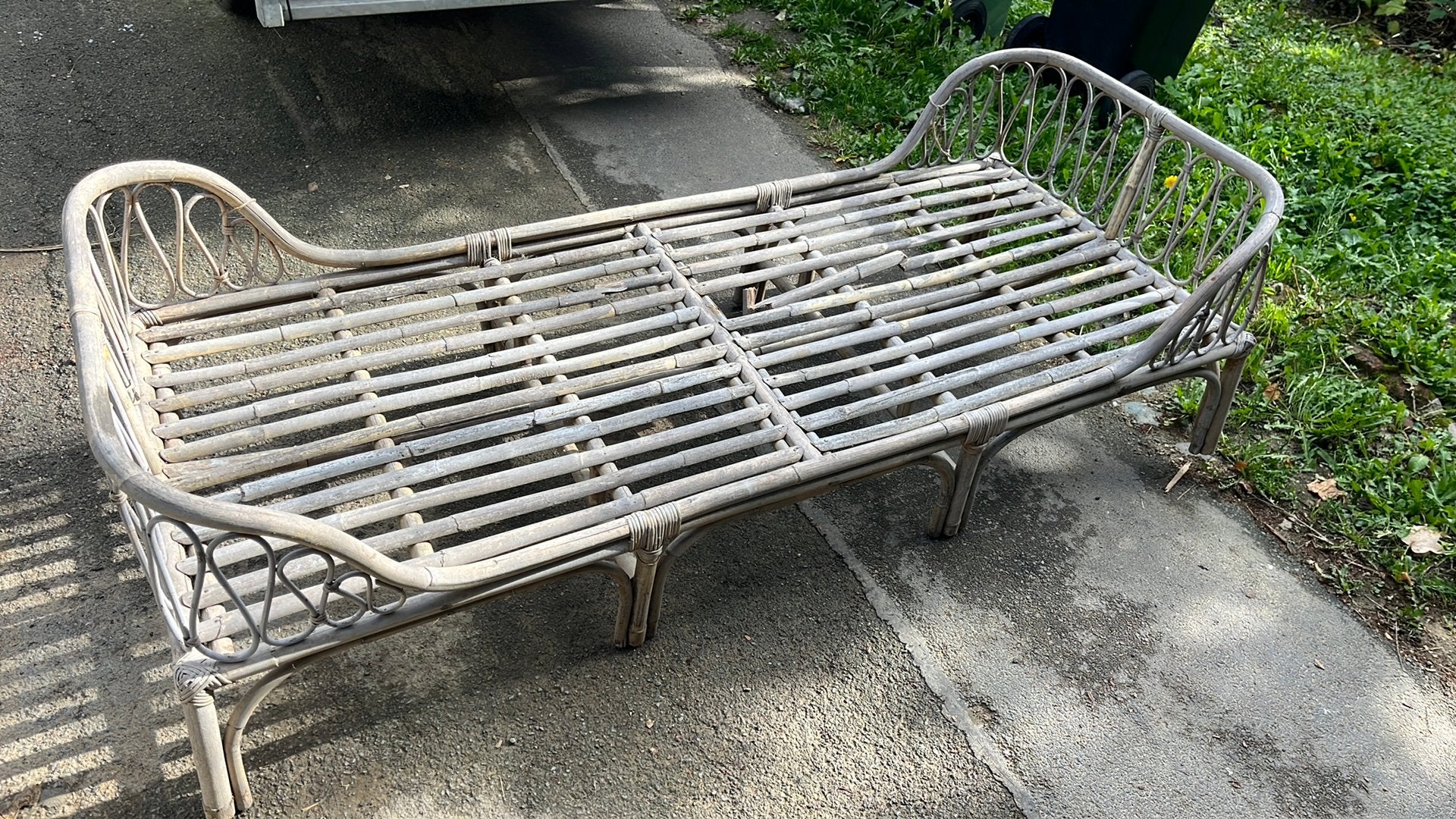 Rotan daybed / ligbank met sierlijke lussen., Ophalen, Rotan