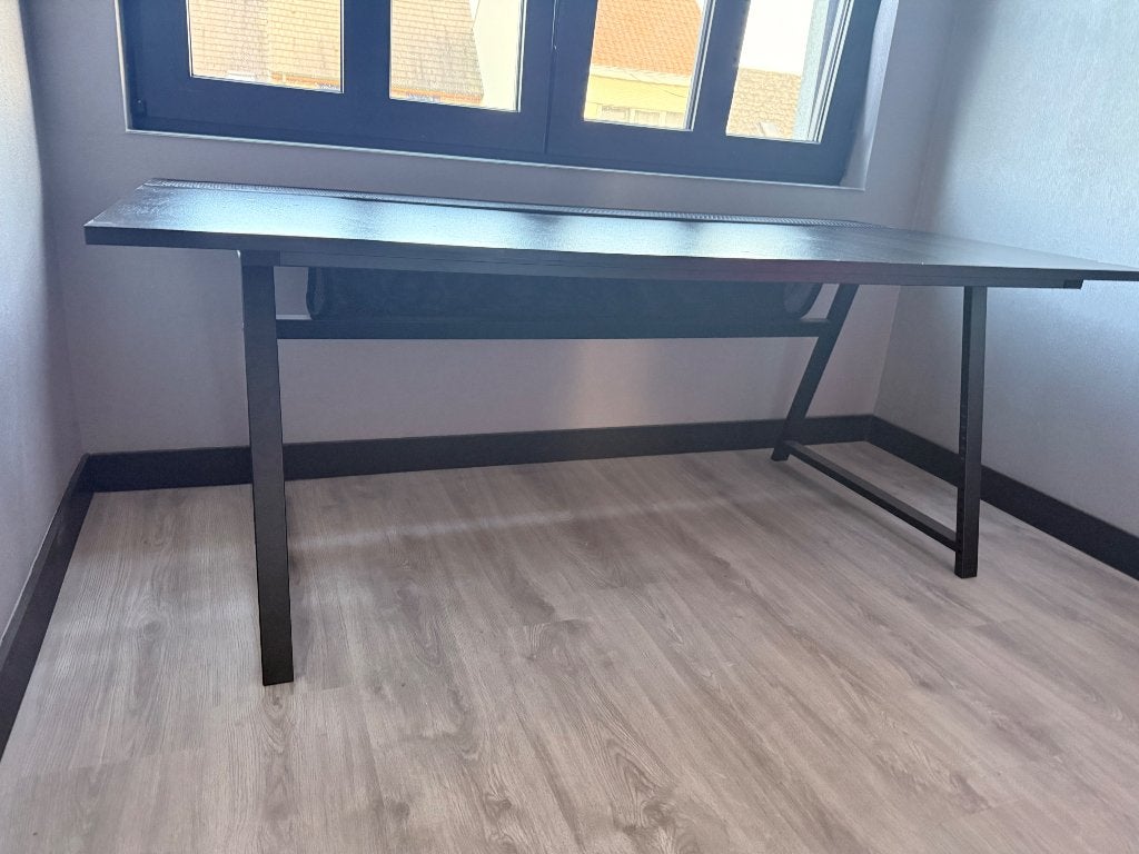 Bureau zwart, Huis en Inrichting, Bureaus, Zo goed als nieuw, Computerbureau, IKEA, Industrieel, Zwart, Kabelgoot, Ophalen