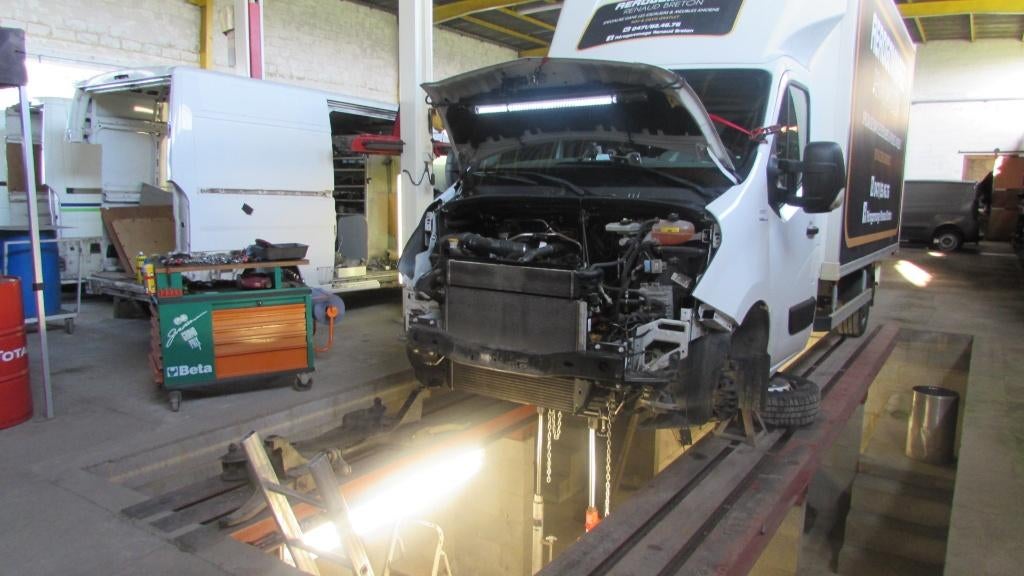 REPARATION DE VEHICULE UTILITAIRE ET TOUTES PIECES OCCASION, Auto's, Stof, Euro 6, 4 cilinders, Wit