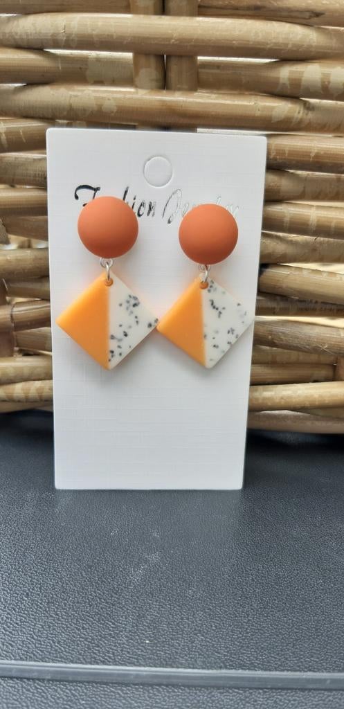 Koralen oorstekers met vierkante hangers, Handtassen en Accessoires, Oorbellen, Verzenden, Zo goed als nieuw, Oranje, Hangers