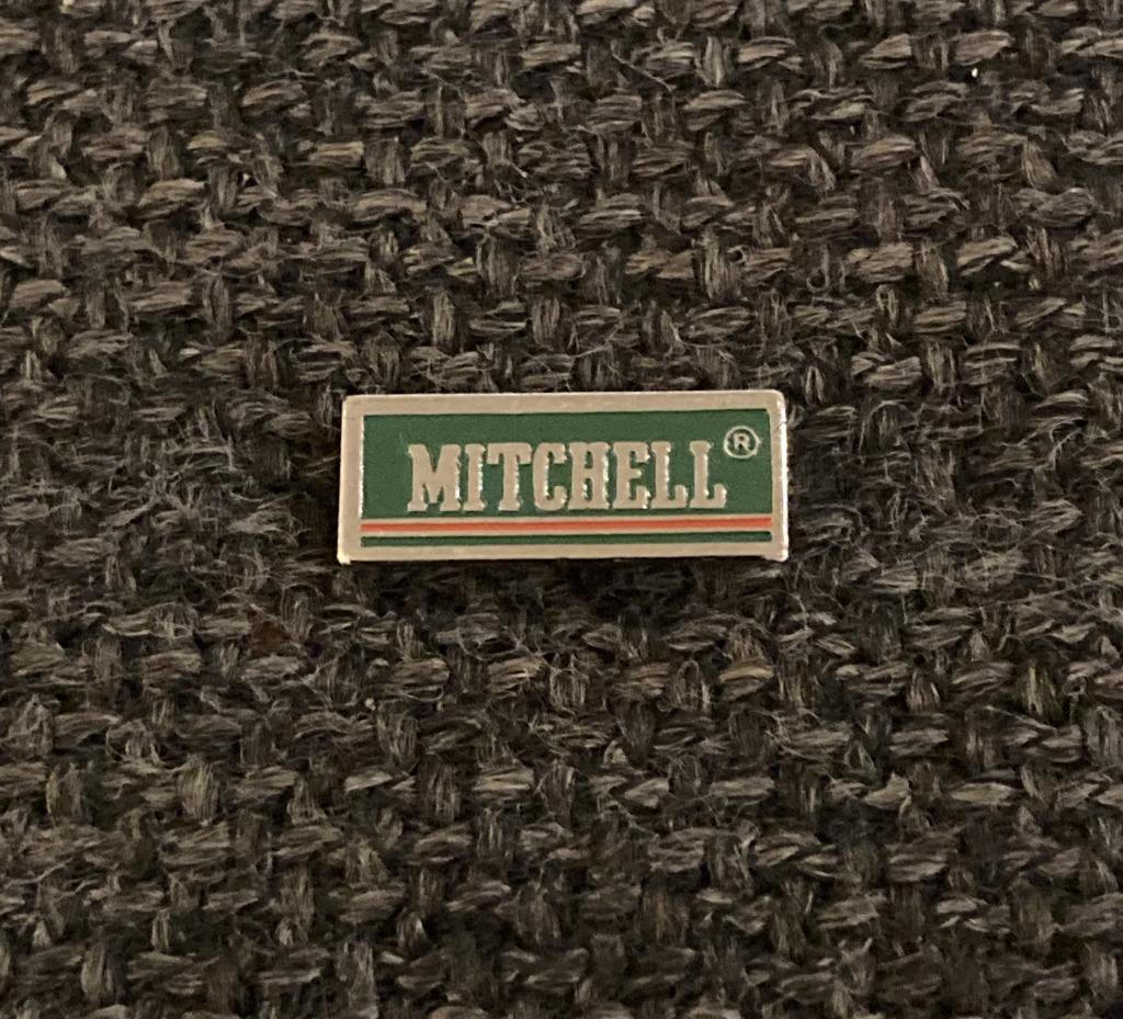 PIN - MITCHELL - HENGELSPORT - VISSEN - PÊCHE, Envoi, Utilisé, Marque, Insigne ou Pin's