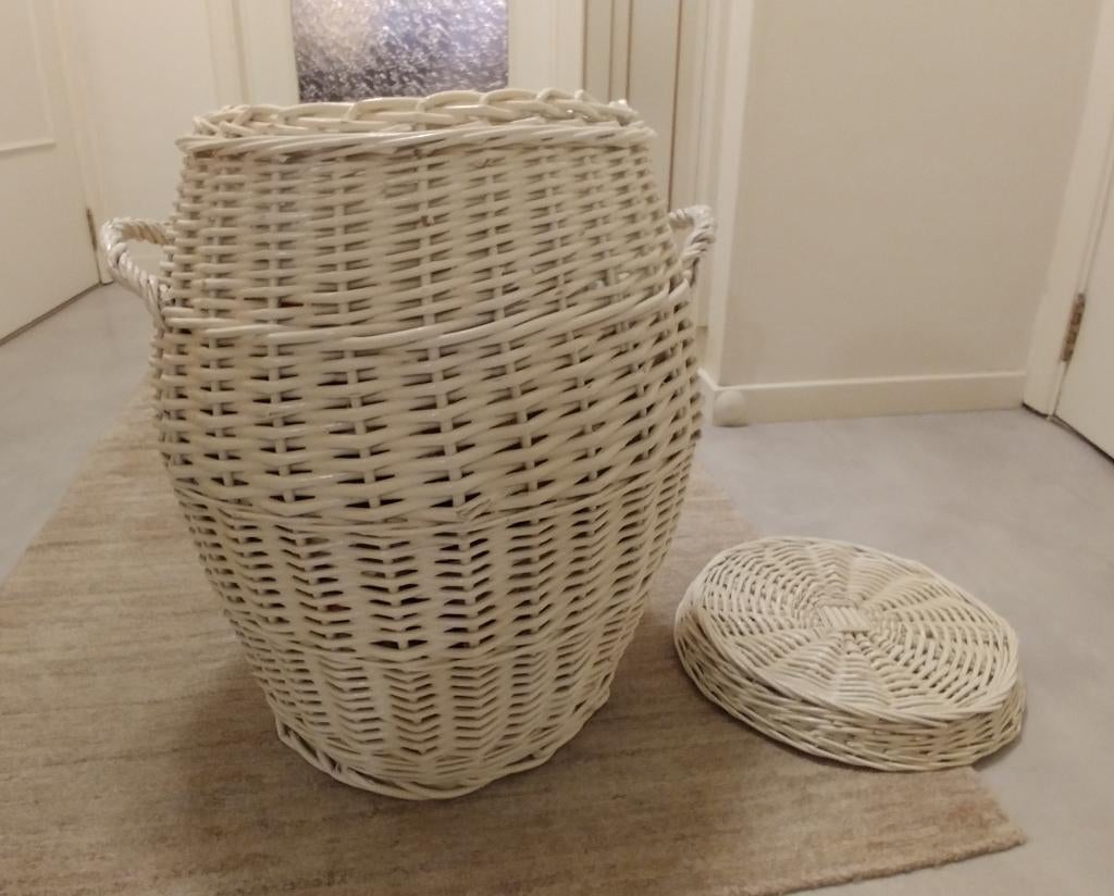 Witte rotan/rieten wasmand of opbergmand, Huis en Inrichting, Ophalen, Mand, Rond, Zo goed als nieuw