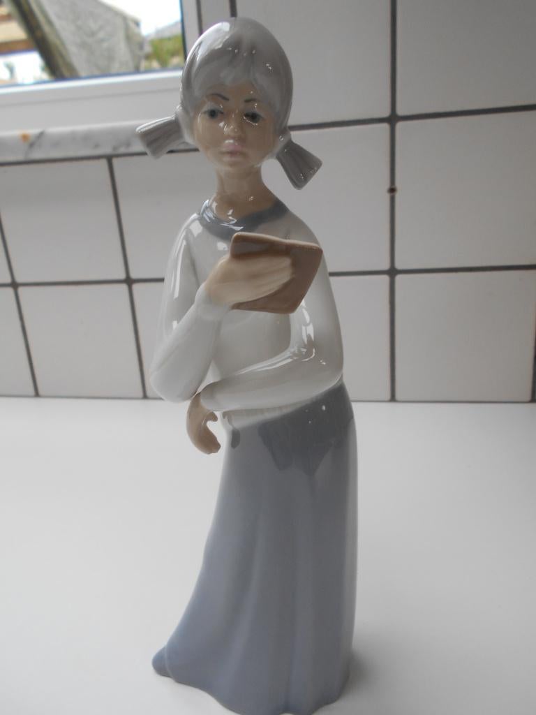 beeldje casades vrouw figuur met boek, Antiek en Kunst, Ophalen