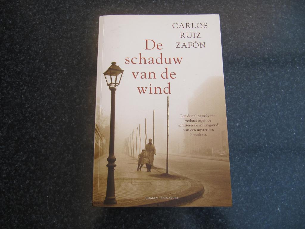 Boek de schaduw van de wind, Carlos Ruiz Zafon, Gelezen, Europa overig, Ophalen of Verzenden, Carlos Ruiz Zafón