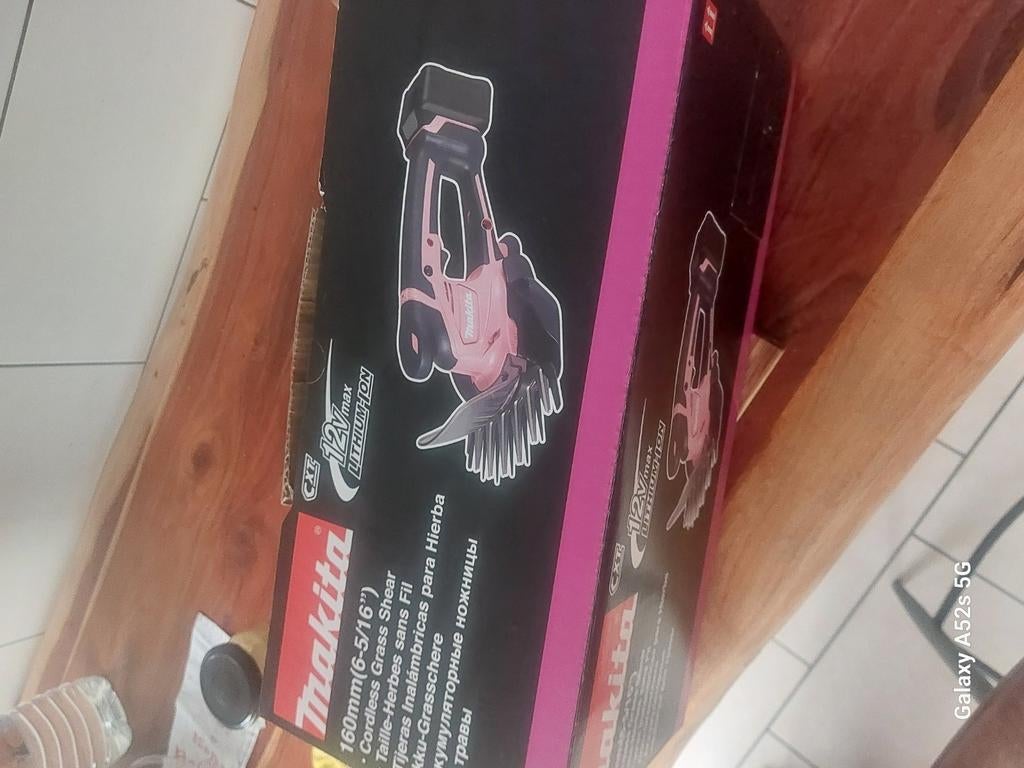 Grastrimmer op batterij  met oplader Makita niieuw, Ophalen, Nieuw