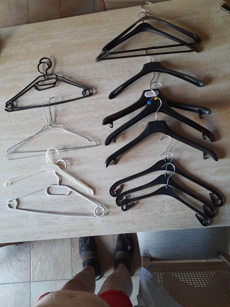 15 Verschillende kledinghangers, Kleding | Dames, Kledinghangers, Gebruikt, Kunststof, Kinderen en Volwassenen, Ophalen of Verzenden