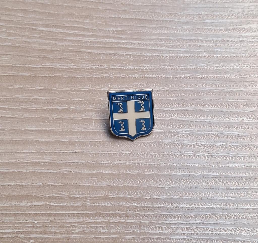 PIN - MARTINIQUE - FRANCE - FRANKRIJK, Envoi, Utilisé, Ville ou Campagne, Insigne ou Pin's