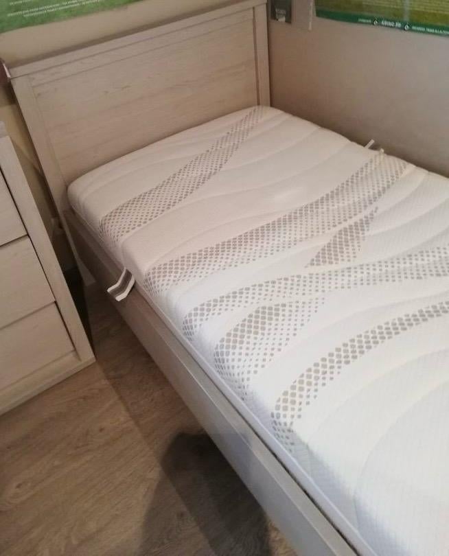 Tienerbed incl lattenbodem en matras en nachtkast, Huis en Inrichting, Slaapkamer | Bedden, Ophalen