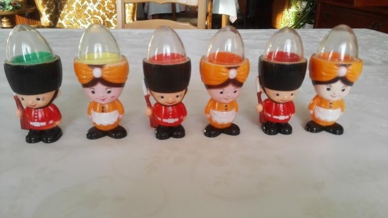 6 schattige eierdoppen in de vorm van soldaten – plastiek, Overige materialen, Overige typen, Ophalen of Verzenden, Zo goed als nieuw