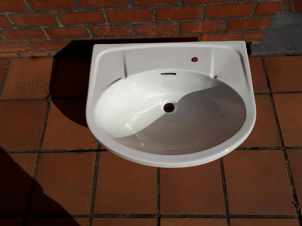 Grote porseleinen wasbak breedte 59.5 cm, diepte 48 cm, Ophalen, Zo goed als nieuw, Wasbak of Wastafel