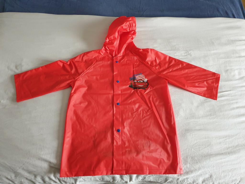 Rode regenjas cars Disney Bliksem McQueen maat 116 / 122, Caravans en Kamperen, Ophalen of Verzenden, Nieuw, Regenjas, Kinderen