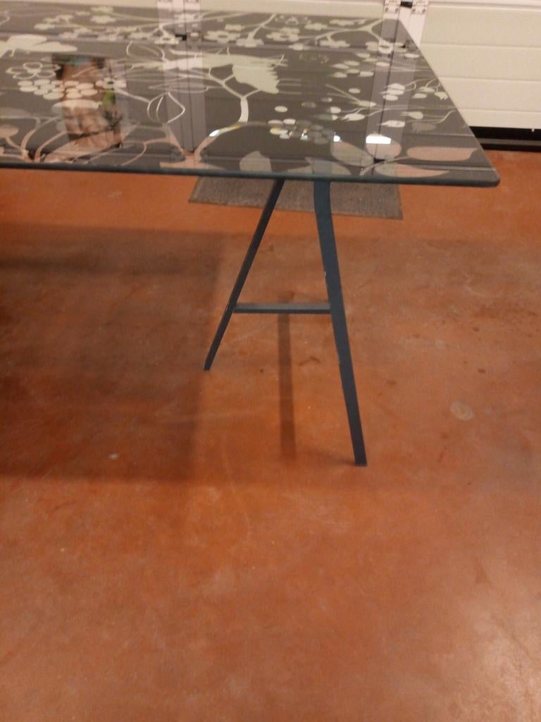 Bureau in speciaal glas en ijzeren onderstel, Ophalen, Zo goed als nieuw