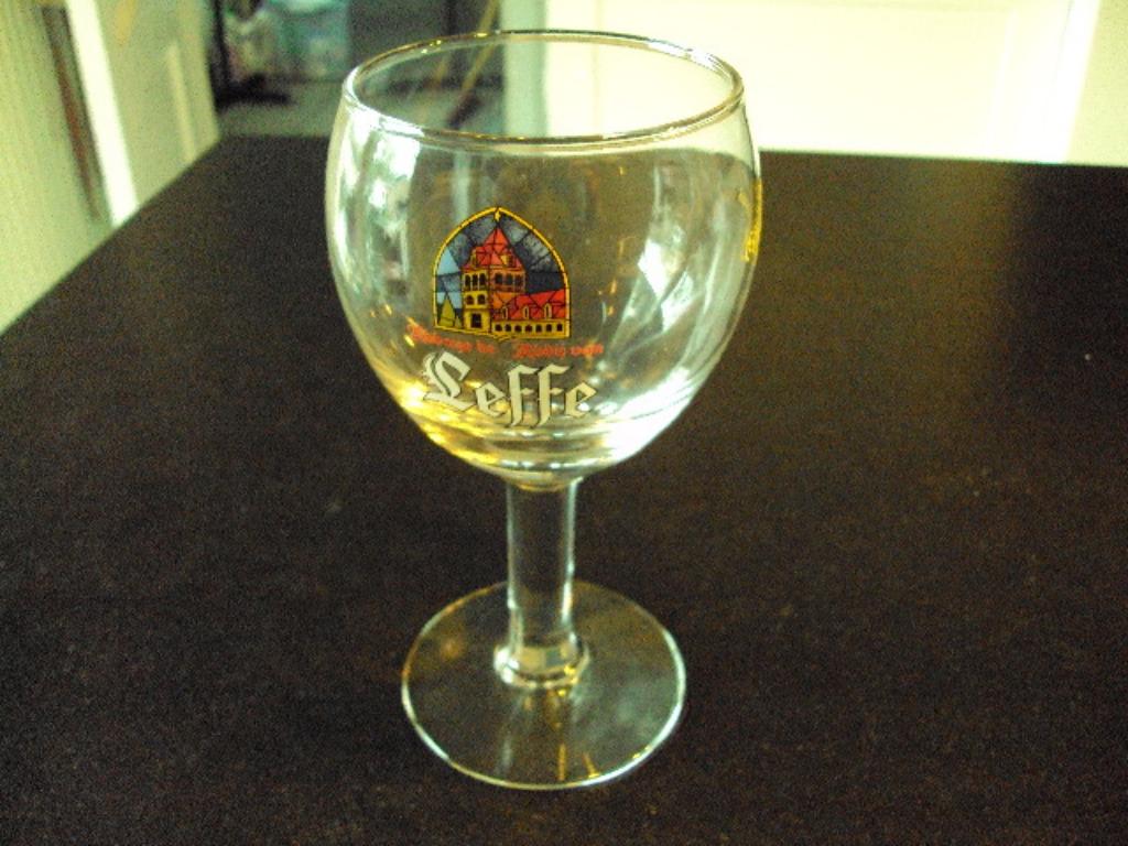 1 petit verre à bille Leffe, Collections, Enlèvement, Comme neuf, Verre ou Verres, Leffe