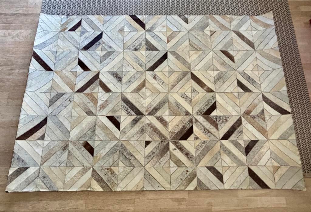 Lederen vloerkleed met geometrische patronen., Huis en Inrichting, Stoffering | Tapijten en Vloerkleden, Ophalen, Gebruikt, 150 tot 200 cm