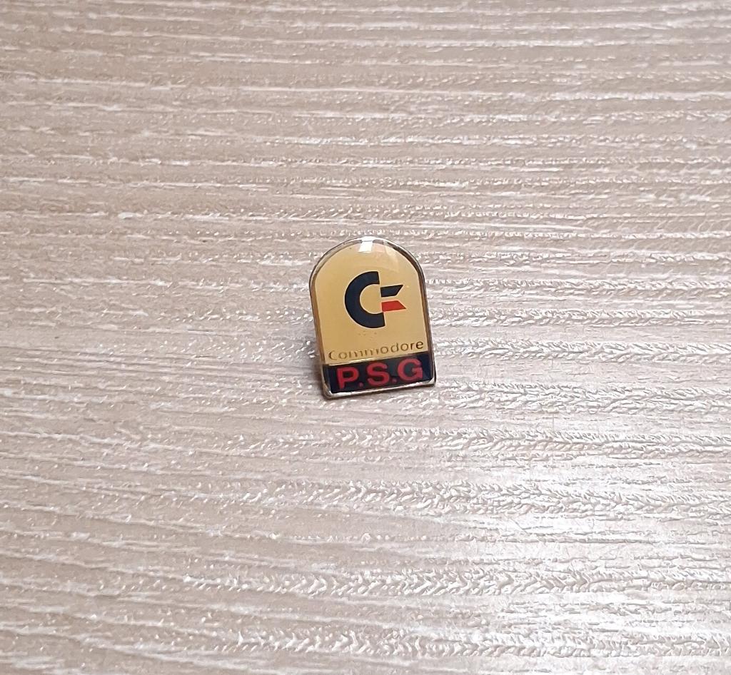 PIN - P.S.G. - PARIS SAINT GERMAIN - COMMODORE - VOETBAL, Verzenden, Gebruikt, Sport, Speldje of Pin