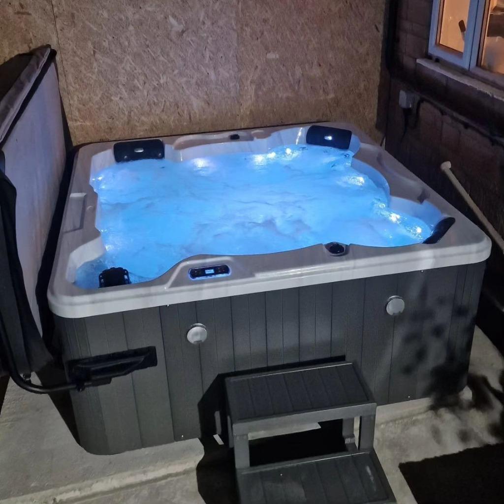 Zuinigste 4-persoon jacuzzi met warmtepomp tot-80% besparing, Tuin en Terras, Ophalen, Nieuw