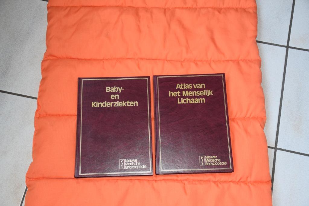 Nieuwe medische encyclopedie: 2 titels, Boeken, Encyclopedieën, Ophalen of Verzenden, Zo goed als nieuw, Medisch, Complete serie
