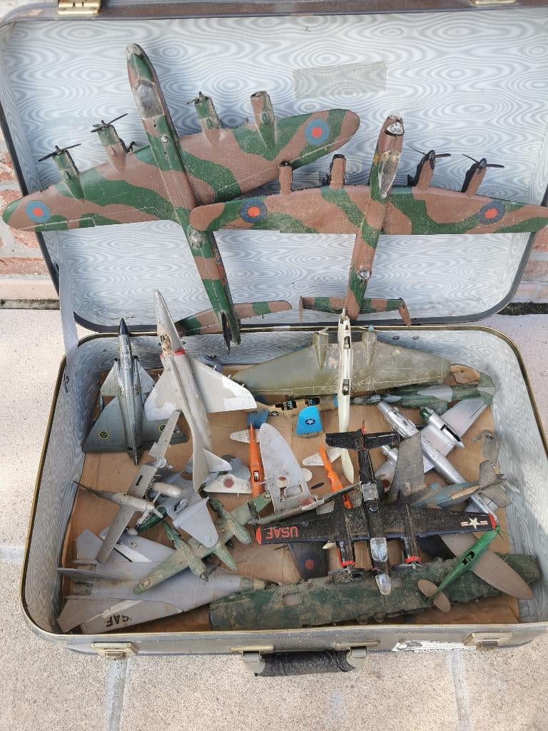 vintage valies met speelgoed vliegtuigjes, Verzamelen, Ophalen, Gebruikt