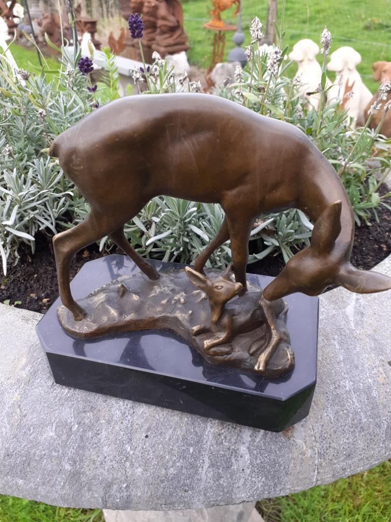 ANIMAL BRONZE GESIGNEERD (de hinde en haar reekalf)., Ophalen of Verzenden, Brons