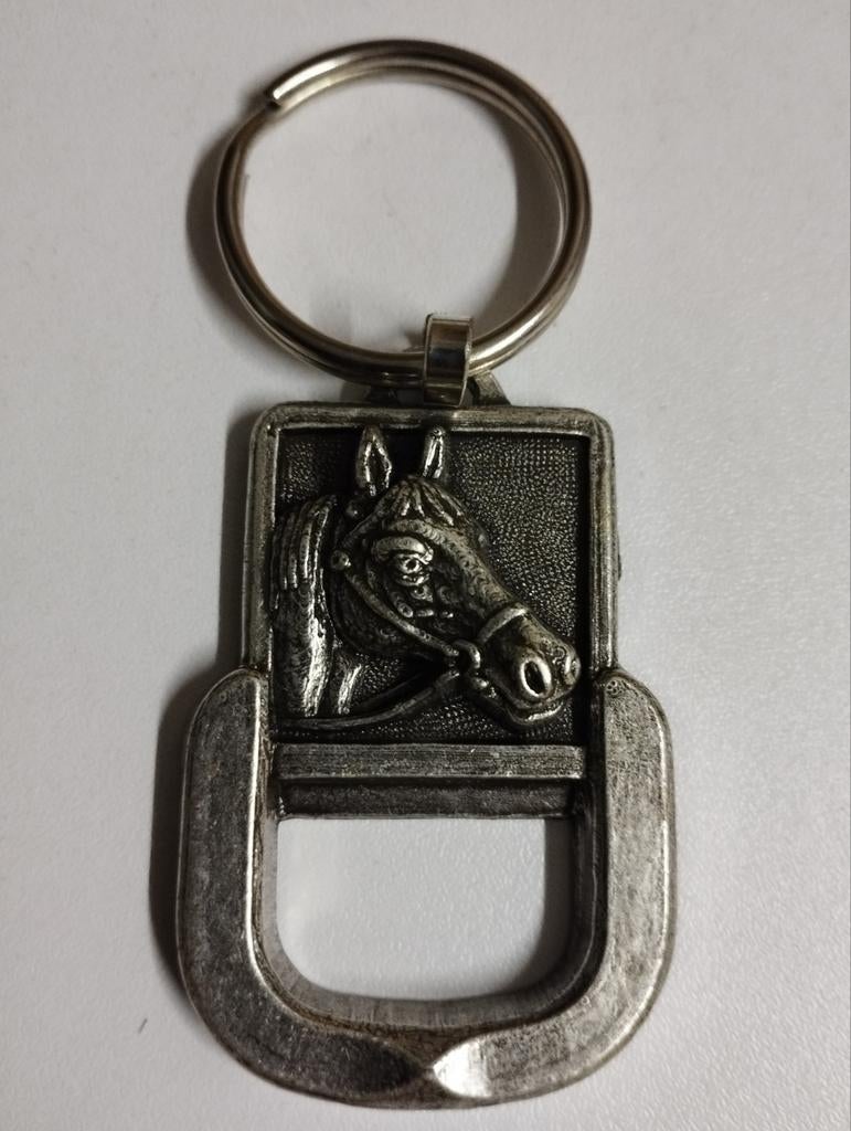 Een sleutel hanger met een paardenkop erop kleur zilver, Ophalen