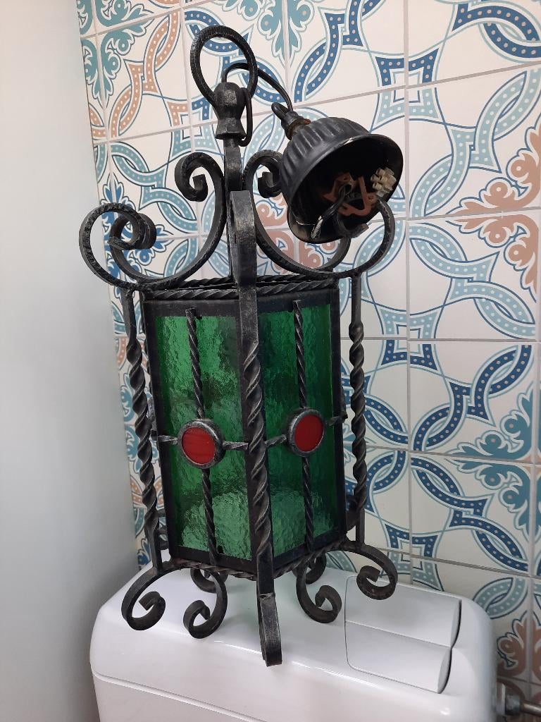 ANCIEN LUSTRE EN FER FORGE ET VITRAUX.  Plafonnier ancien, Enlèvement ou Envoi, Comme neuf, Verre, RUSTIQUE????baroque???